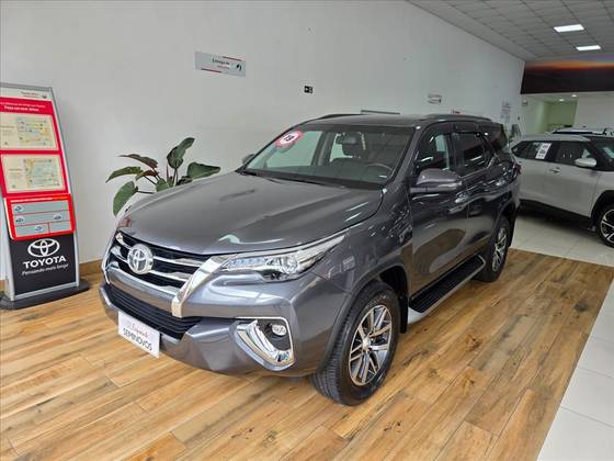 TOYOTA HILUX SW4 2.8 SRX 4X4 7 LUGARES 16V TURBO INTERCOOLER DIESEL 4P AUTOMÁTICO